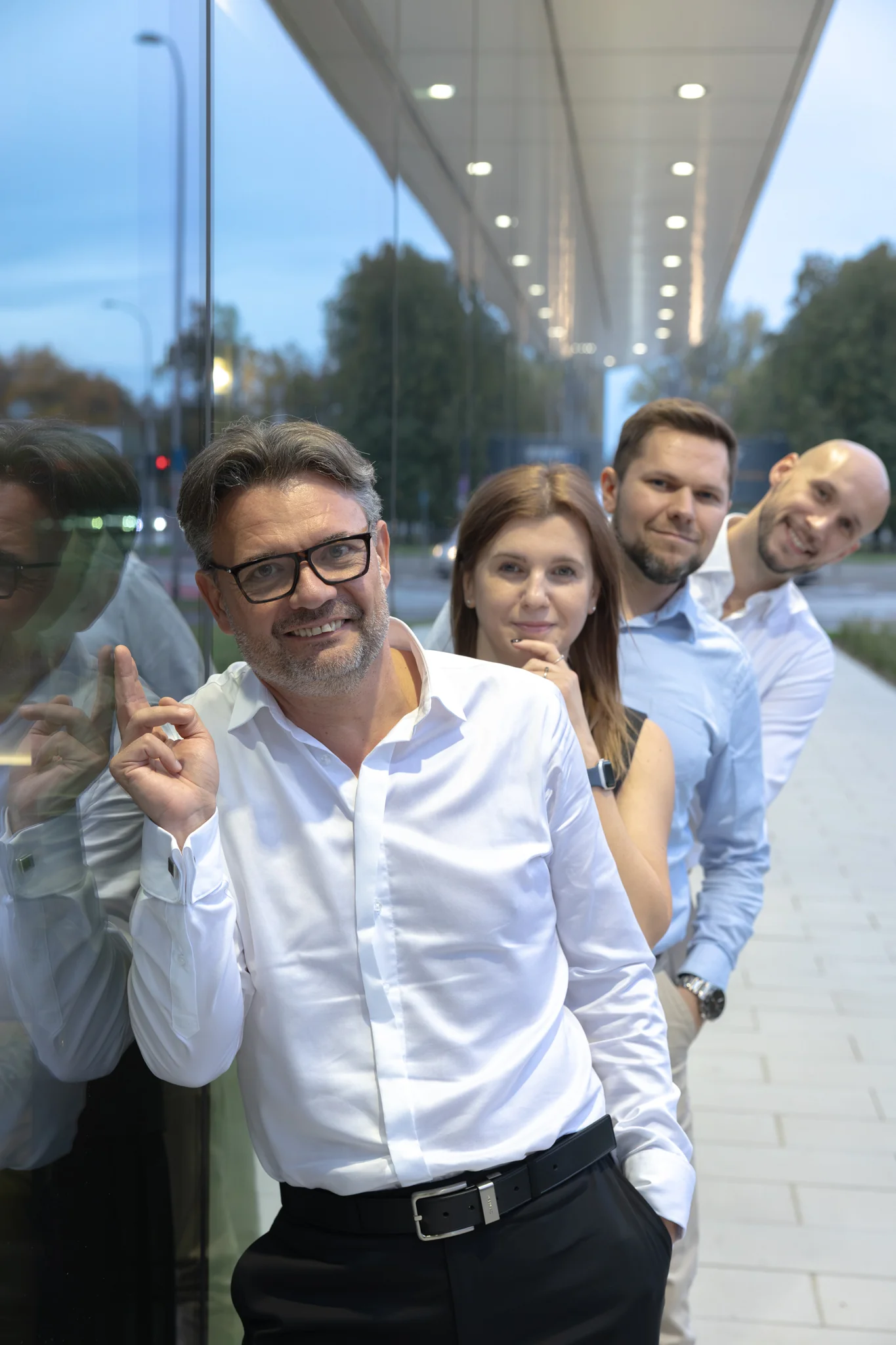 Zespół RetAIsynergy — cztery osoby, Roman Szymczak na pierwszym planie